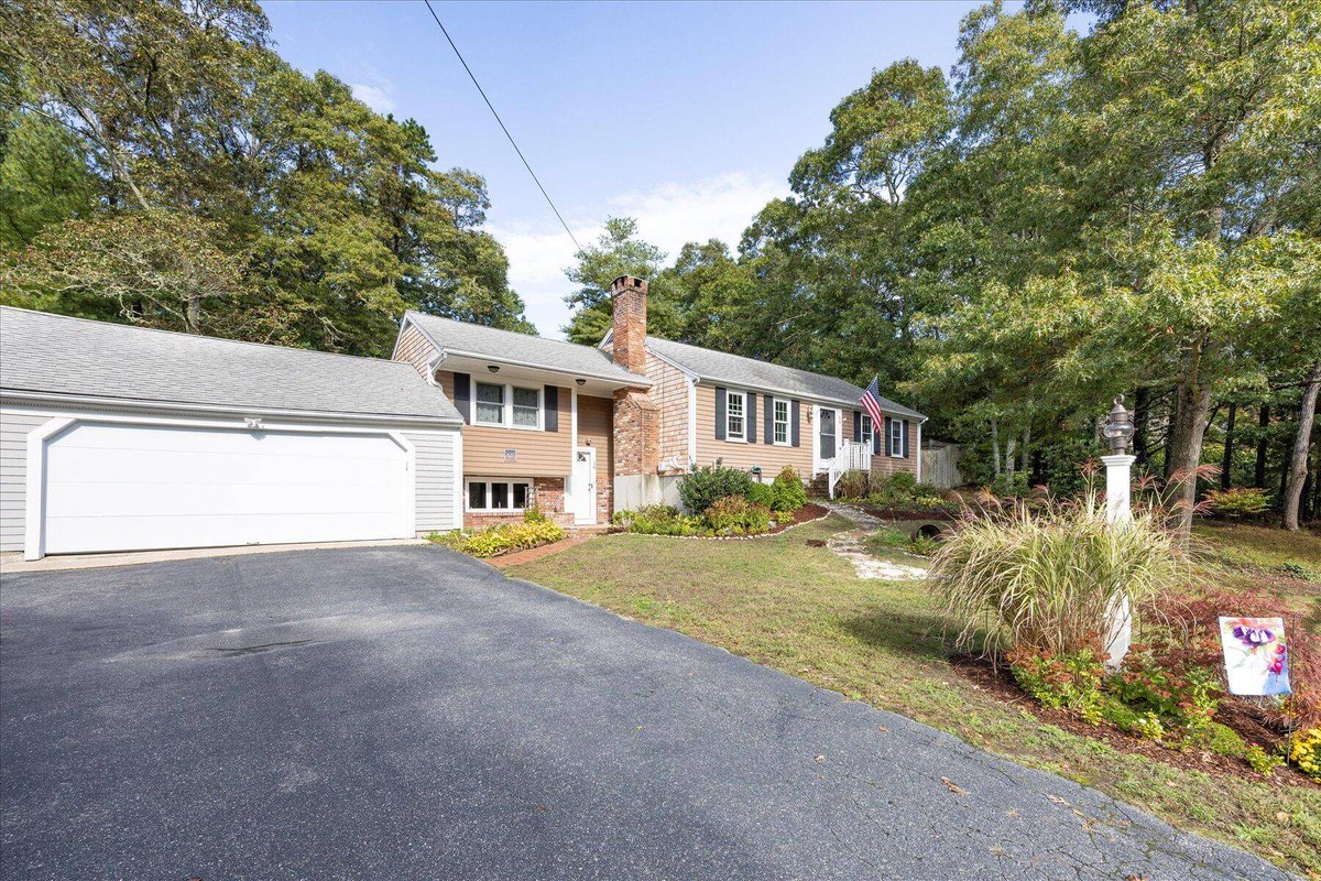TodayRealEstat3's tweet photo. 19 Cesars Way, Osterville, MA 02655 just hit the market!
Listing Agent:  Rick Stone
Take a look at this awesome space: https://t.co/lA4YPQSIUy 
#TodayRealEstateCapeCodLiving #TodayRealEstateHomeTeamAdvantage https://t.co/piAUbwhcad