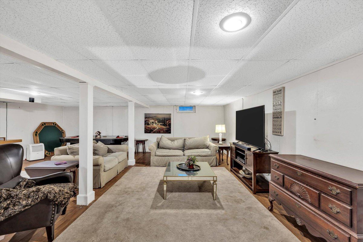 TodayRealEstat3's tweet photo. 19 Cesars Way, Osterville, MA 02655 just hit the market!
Listing Agent:  Rick Stone
Take a look at this awesome space: https://t.co/lA4YPQSIUy 
#TodayRealEstateCapeCodLiving #TodayRealEstateHomeTeamAdvantage https://t.co/piAUbwhcad