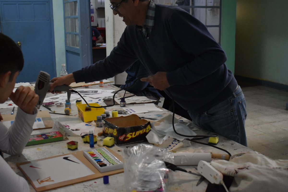 Jóvenes en proceso de reinserción social participan de un Taller de Estampado sobre Tela, impartido por un artesando voluntario de <a href="/KalenFundacion/">Fundación Kalén</a>, quienes llegaron hasta el #CentroCerrado de #PuertoMontt para generar esta actividad que complementa las rutinas diarias de trabajo.
