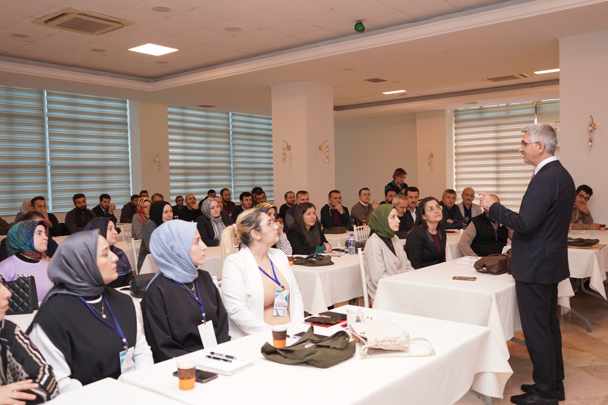 Yabancı Dil Eğitiminde Öğretimi Farklılaştırma Kursu'nun ikinci gününde Bakan Yardımcımız Sayın Nazif YILMAZ, öğretmenlerimizle bir araya geldi. <a href="/tcmeb/">Millî Eğitim Bakanlığı</a>