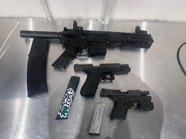 HCSOSheriff's tweet image. 🚨𝐇𝐂𝐒𝐎 𝐀𝐫𝐫𝐞𝐬𝐭𝐬 𝐓𝐰𝐨 𝐈𝐧𝐝𝐢𝐯𝐢𝐝𝐮𝐚𝐥𝐬 𝐀𝐟𝐭𝐞𝐫 𝐓𝐫𝐚𝐟𝐟𝐢𝐜 𝐒𝐭𝐨𝐩 𝐋𝐞𝐚𝐝𝐬 𝐓𝐨 𝐅𝐢𝐫𝐞𝐚𝐫𝐦𝐬 𝐑𝐞𝐜𝐨𝐯𝐞𝐫𝐲🚨

On November 26, 2024, HCSO’s Street Crimes Unit conducted a traffic stop at the intersection of Bryan Road and Williams Road. During the…