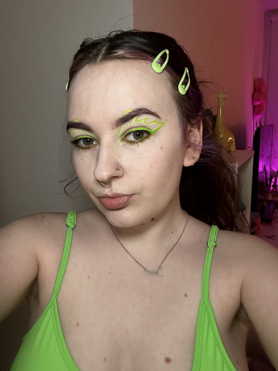 icedtri's tweet photo. #bratchester @charli_xcx 💚 https://t.co/fkDqw0jOd8