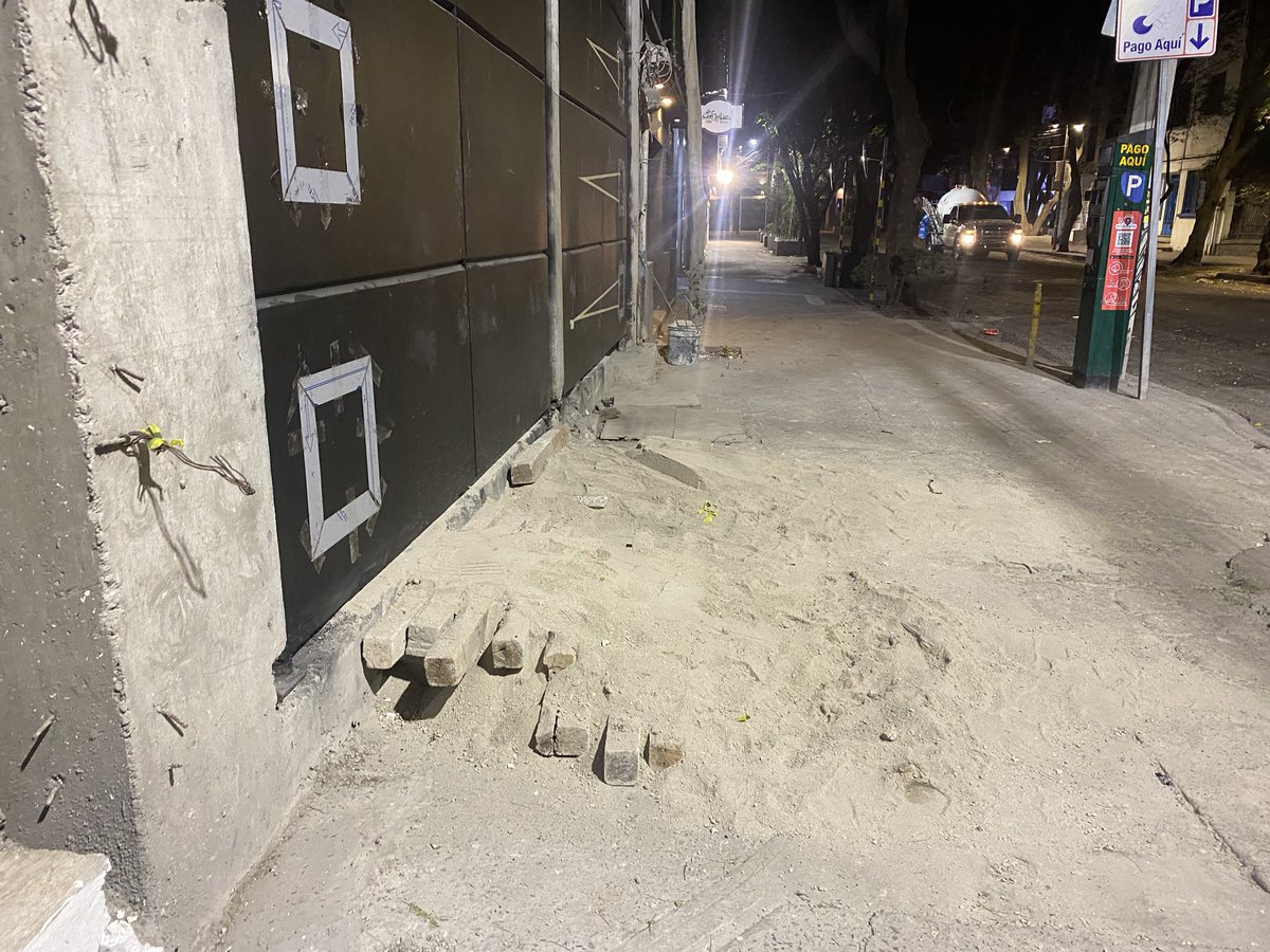 Estimada alcaldesa <a href="/AlessandraRdlv/">Alessandra Rojo de la Vega</a>, esta construcción q más de 5 veces fue clausurada y es de 7 pisos, calcularon mal la entrada de autos y van a construir su banqueta de manera q silla de ruedas o carriolas no puedan pasar😡. Su apoyo  para poner orden.