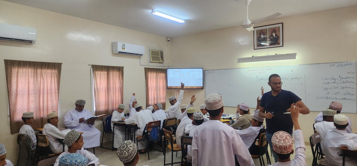 edugovsbt3501's tweet photo. زيارة المشرف الأول لمادة الرياضيات الأستاذ/طالب العفاري للفصول الدراسية كجولة إشرافية مع معلمي مادة الرياضيات بحضور المعلم الأول الأستاذ/سعيد بن أحمد المعولي،ولقاء مع طلبة الصف الثاني عشر ، حيث كانت الزيارة فرصة قيمة للتفاعل المباشر مع المشرف الأول والإستماع لنصائحه وإرشاداته.. https://t.co/RywM7uH8ht