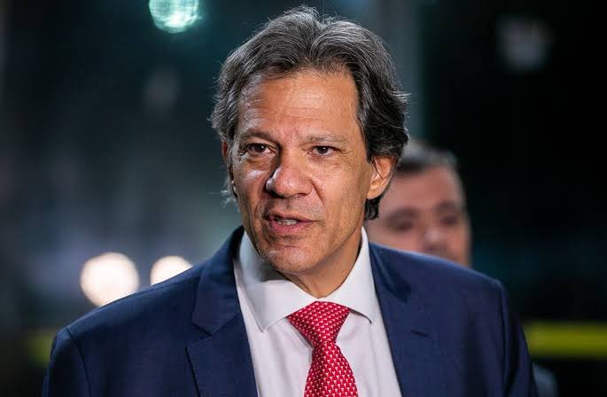 pedrorousseff's tweet photo. 🚨URGENTE

O ministro Fernando Haddad vai ANUNCIAR a ISENÇÃO de Imposto de Renda para quem ganha até R$ 5 MIL em pronunciamento em REDE NACIONAL de TV hoje às 20:30! ⏰⏰ 

COMPARTILHEM AO MÁXIMO!!! 🇧🇷🚀 https://t.co/kHVlfYPj40