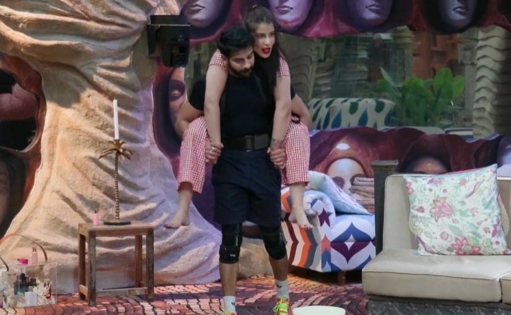 anjaliprakash05's tweet photo. #KaranVeerMehra is carrying super heavy Edin Rose on his back since last 45 minutes

Difference between a Steroid Junkie and a Natural Athlete

#BiggBoss18 #BiggBoss #BB18 

THE KARAN VEER MEHRA SHOW https://t.co/qWdAKKToo1