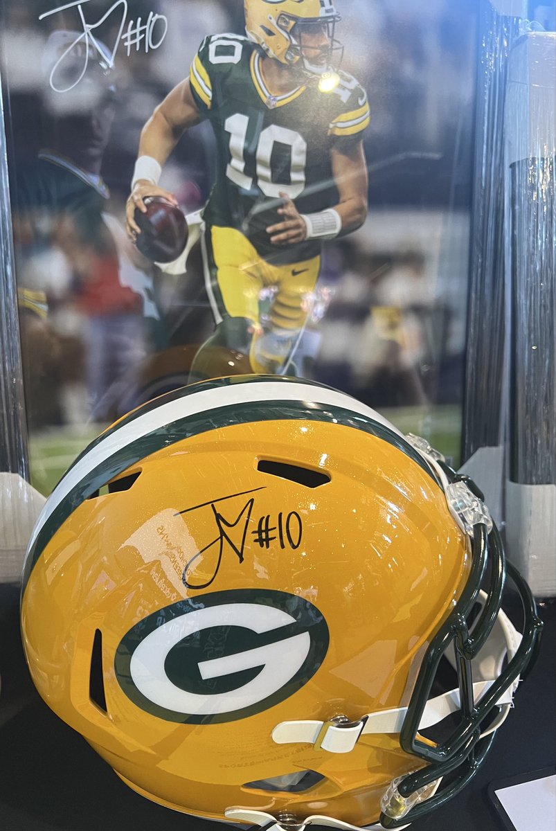 𝗧𝗥𝗘𝗡𝗗𝗜𝗡𝗚: #Packers star QB Jordan Love has the BEST autograph in the entire NFL.

🔥🔥🔥

(📸 <a href="/LordLambeau/">Lord Lambeau 🧀</a>)
