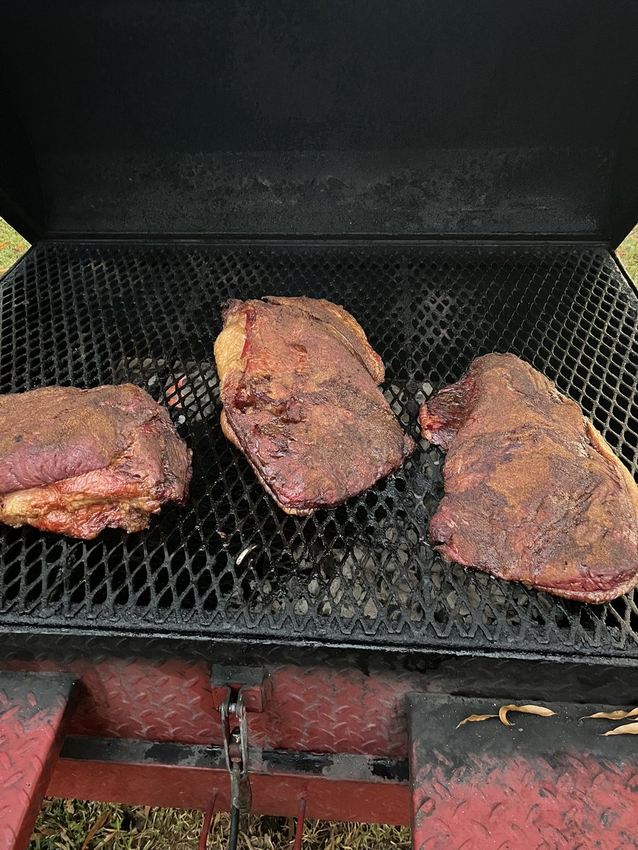 BruceBossuot's tweet photo. Some brisket action seasoned with the BB’s Q and Provisions Beef Blend https://t.co/6T00n3L0TV