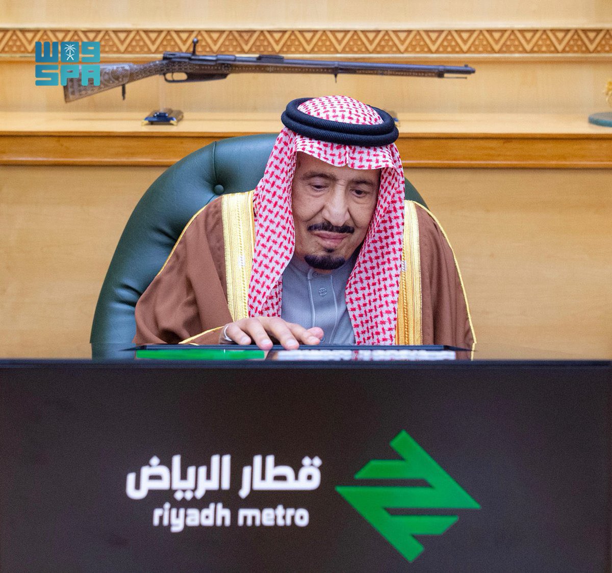كفك تفيض الجود وتظلل الدار
يا خادم البيتين كفك غمامه

تقطر فعايل عزّ وتسيّر قطار
يسقي رياض المجد ينفض زحامه

يمناك يمنى اللي مساعيهم كبار
والله ذخرها للكرم والكرامه

#قطار_الرياض 
#وليد