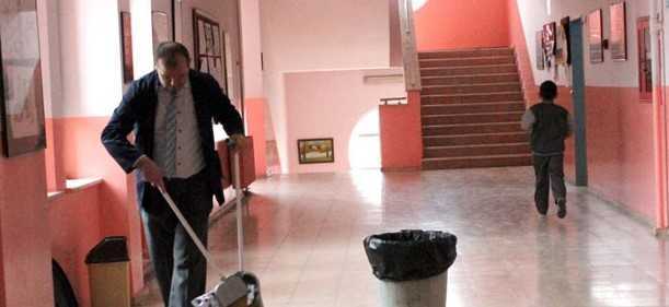 Kamubiz_com's tweet photo. Yardımcı Hizmetler Sınıfı Personelinin Çığlığı: “Biz de Memuruz!”

Yardımcı hizmetler sınıfı personelinin yaşadığı mağduriyetleri bir kez daha gündeme getiriyoruz. Bu personel, uzun yıllardır eşitsizliğe ve haksızlığa karşı mücadele ediyor.

https://t.co/OWQIyxfYYv https://t.co/qpn5P5EP3y