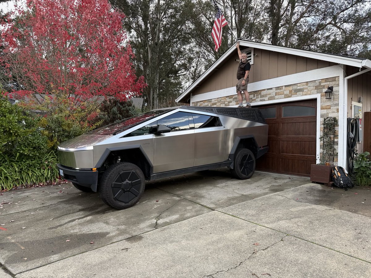 j_holgerson's tweet photo. On extract mode and standing on my Urander rack makes for easier wiring while installing my Starlink or Xmas lights or painting etc. #starlink #Urander #Tesla https://t.co/uw3oaED9NU
