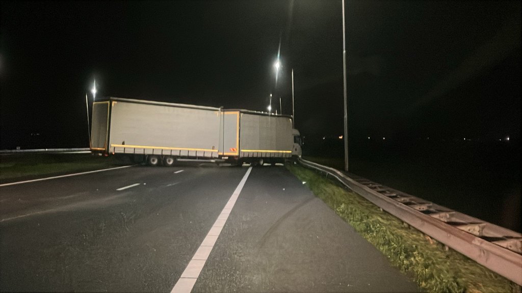 RWSverkeersinfo's tweet image. ⛔️ | De #A7 naar Zaanstad is dicht tussen Avenhorn en Purmerend-Zuid. De aanhanger van een vrachtwagen kantelde, maar door de zeer harde wind is deze weer rechtop komen te staan. Het voertuig zit nog wel vast in de vangrail. Bekijk de omleidingen: rwsverkeersinfo.nl/nieuws/liveblo… #Conall