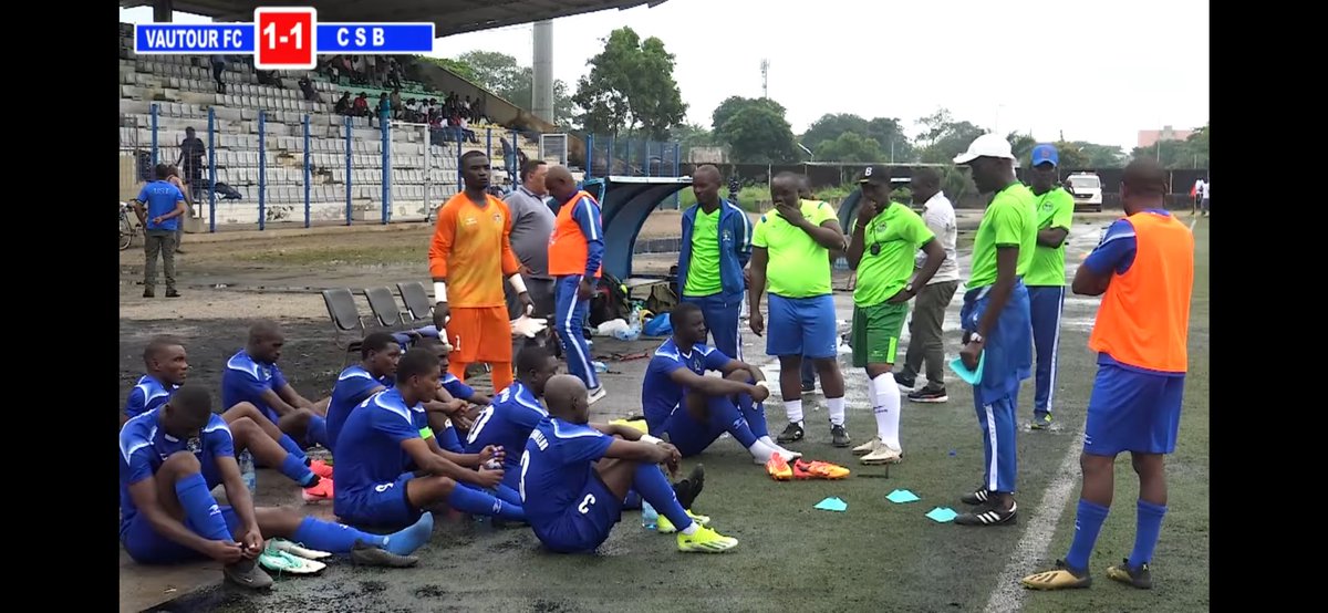 La remarque sur la promiscuité et l’inadaptabilité du Stade Monédan pour les grandes affiches de notre  championnat de D1 ’applique aussi à des villes comme Port-gentil et son vétuste Stade Divungui (synthétique abîmé, vestiaires délabrés et alentours du stade insalubres). #Gabon