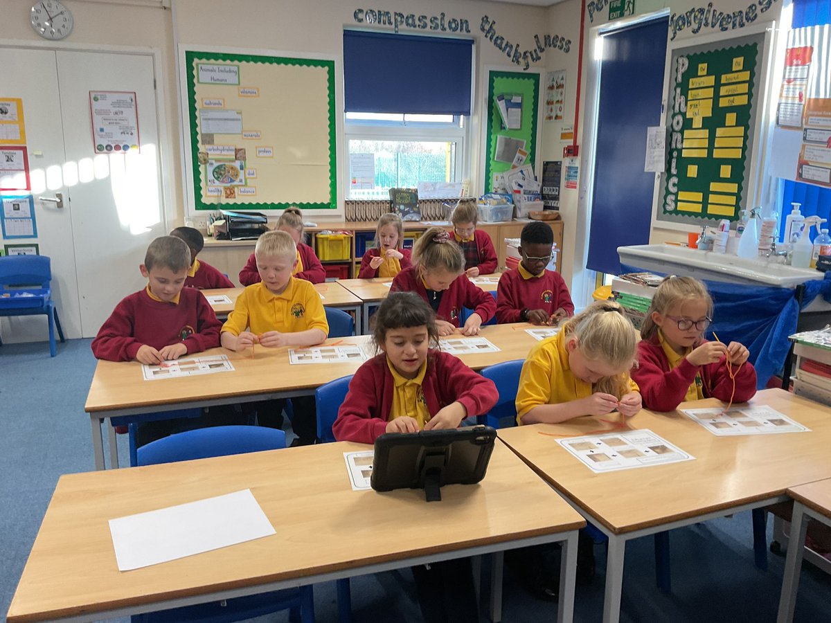 StJamesYear3's tweet image. DandT Christmas stockings in full swing. Year 3s learning to thread a needle and have begun sewing their stockings together. #Year3 #DesignandTechnology @StJamesChorley