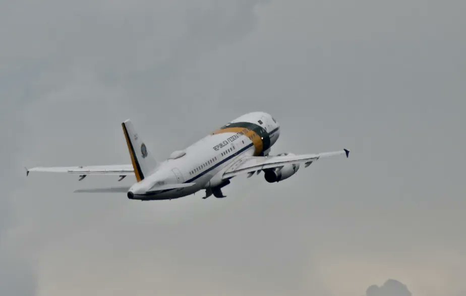 Às 14h02 de 30 de dezembro de 2022, Jair Bolsonaro decolou no avião presidencial rumo a Orlando, nos EUA. Sem dar satisfações, abandonou o país no penúltimo dia de mandato