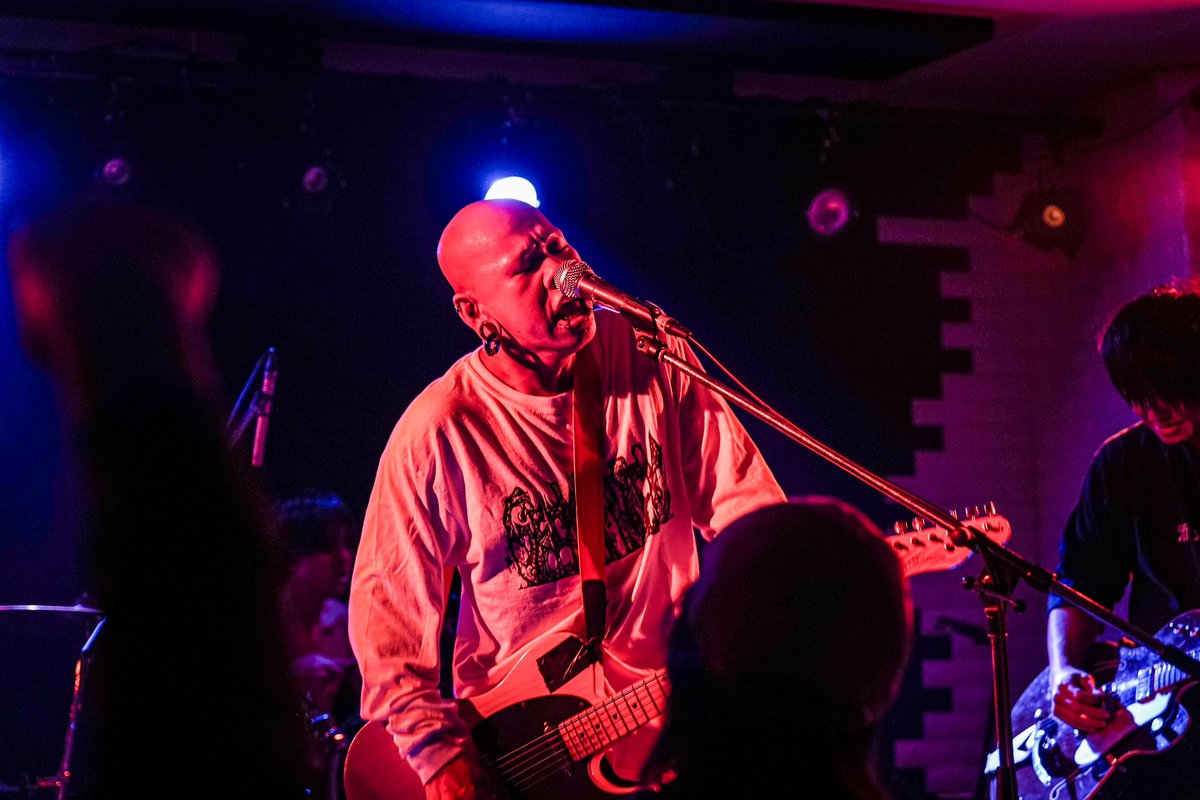 mumey_mumei's tweet photo. 11/22 Emorsive-情動と没入-
@心斎橋FootRock&amp;BEERS

photo by @yui_kita26

ba/Vo @mumey_kattuxo 
gt/cho @takacoins 
Sup Dr @kenkendrum6 https://t.co/SR6v5MHG61