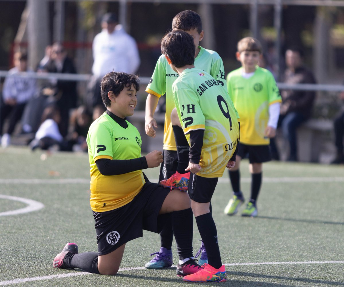 FCcanbuxeres's tweet photo. El Benjamín H disfruta celebrando los goles 🕺🏻⚽
Cuéntanos, cuál es tu celebración favorita? 🤔
#CanBu #CanBuxeres #futbolcat https://t.co/1NVtyy26qY