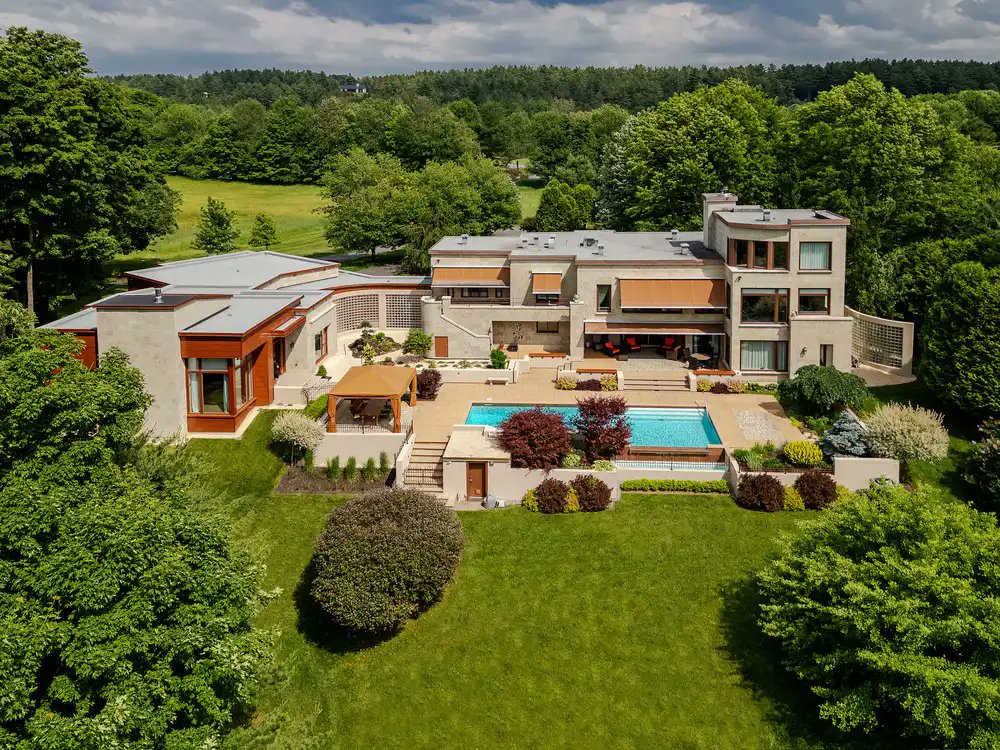 e_architect's tweet image. The Georgeville Residence project in the Eastern Townships region of Quebec. Built by architects 1628 Inc on a large meadow dotted with clumps of mature trees

e-architect.com/canada/georgev…

#LargeHouse #swimmingpool #quebec #canada #maturetrees