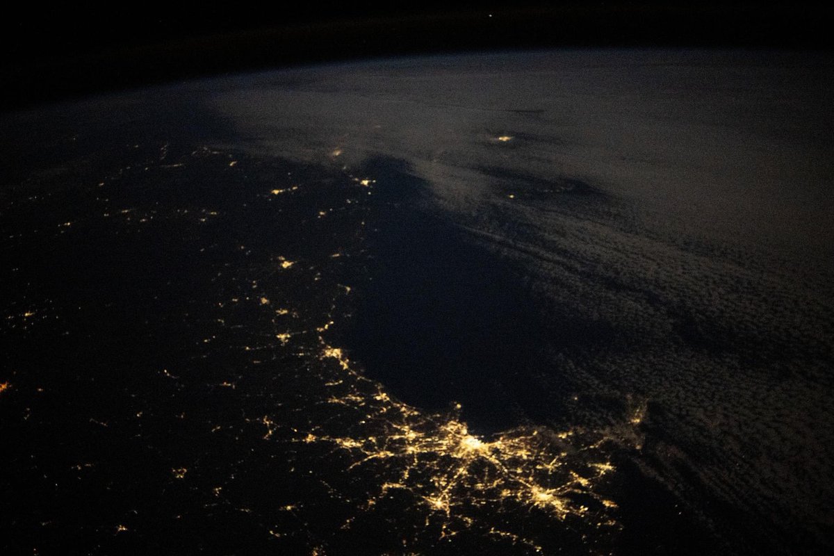 AstroHague's tweet photo. Because of the way the @space_station orbits, there are long stretches when we only see the U.S. at night. This makes for amazing views of places I’ve gone to school (Boston), lived (DC), and where I summed up the courage to ask my future father-in-law to marry his daughter (NY). https://t.co/67Ptz1zVvl