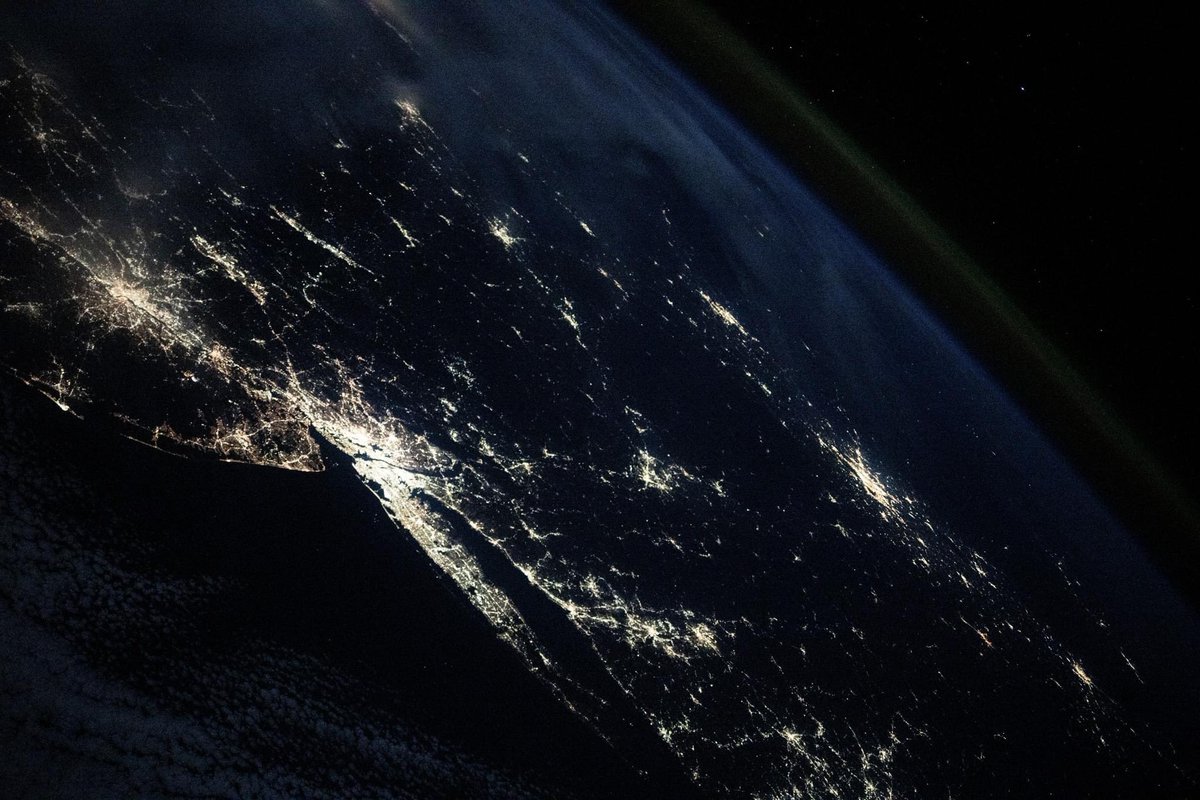 AstroHague's tweet photo. Because of the way the @space_station orbits, there are long stretches when we only see the U.S. at night. This makes for amazing views of places I’ve gone to school (Boston), lived (DC), and where I summed up the courage to ask my future father-in-law to marry his daughter (NY). https://t.co/67Ptz1zVvl