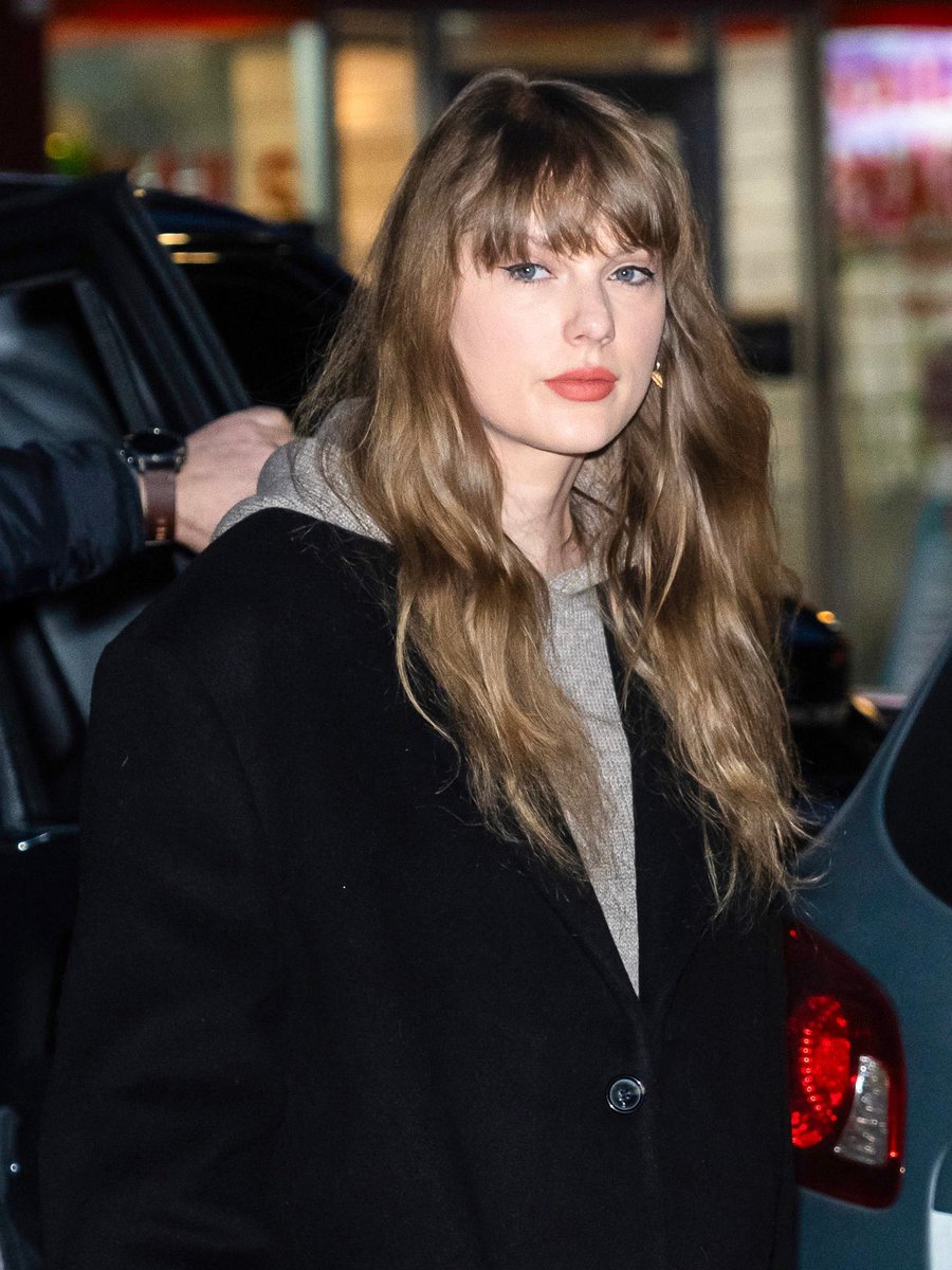 like..???? she looks like a sad little lesbian and that’s kinda my favourite genre of her !