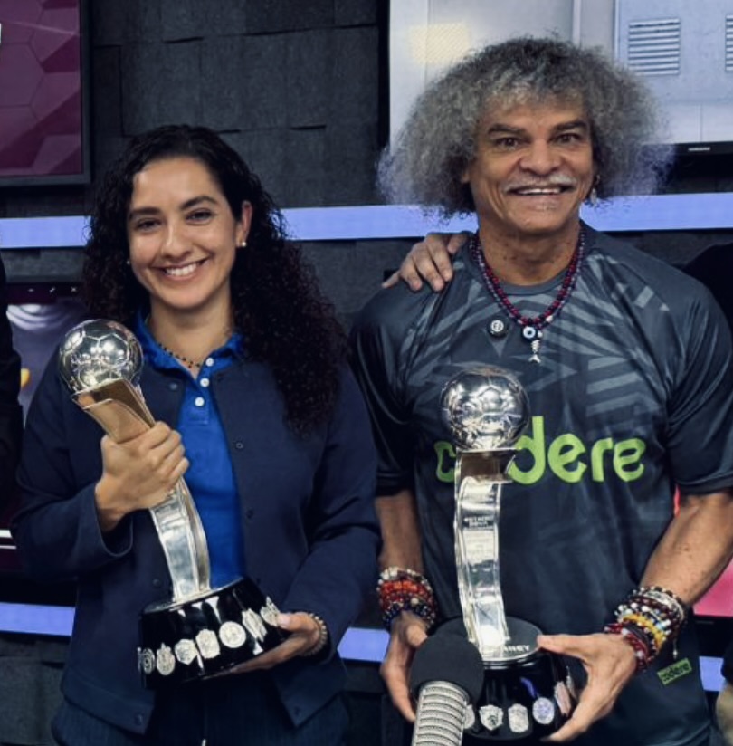 vecerro's tweet photo. El Pibe Valderrama cargando la copa de Rayadas, 
El surrealismo. 🙃 https://t.co/2YKLOvvRVn
