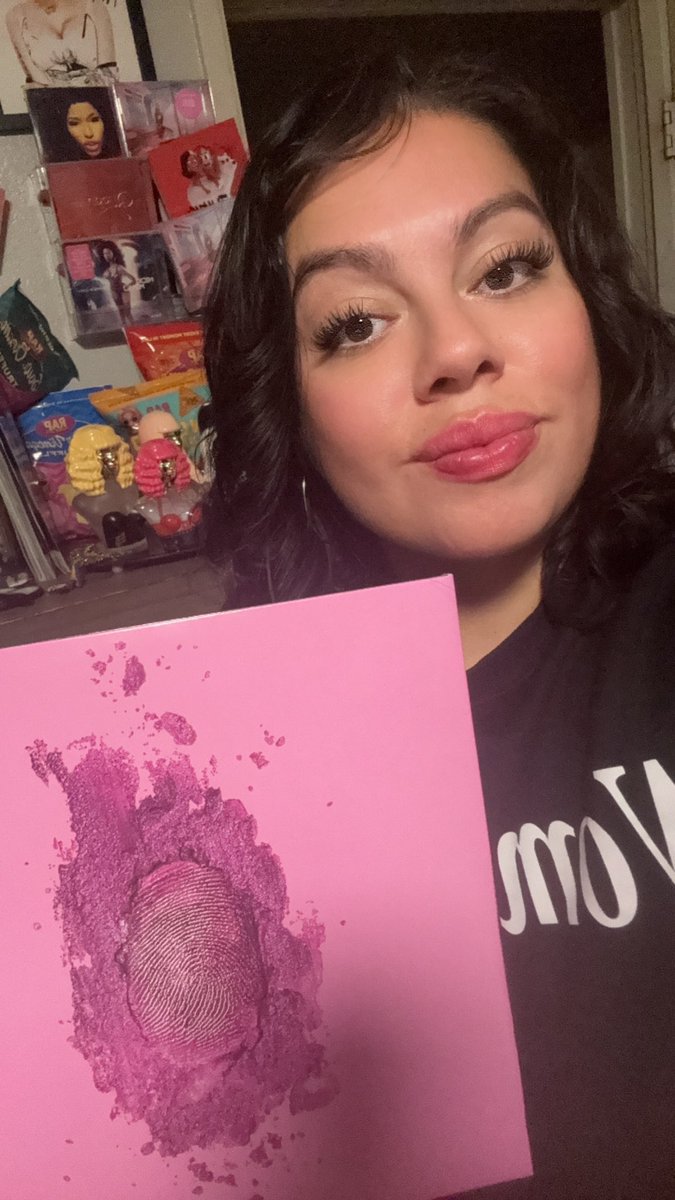 BarbzDollface's tweet photo. #PinkPrintAnniversary Can’t wait to get her signed 💖 @NICKIMINAJ https://t.co/kUu9vJhmKZ