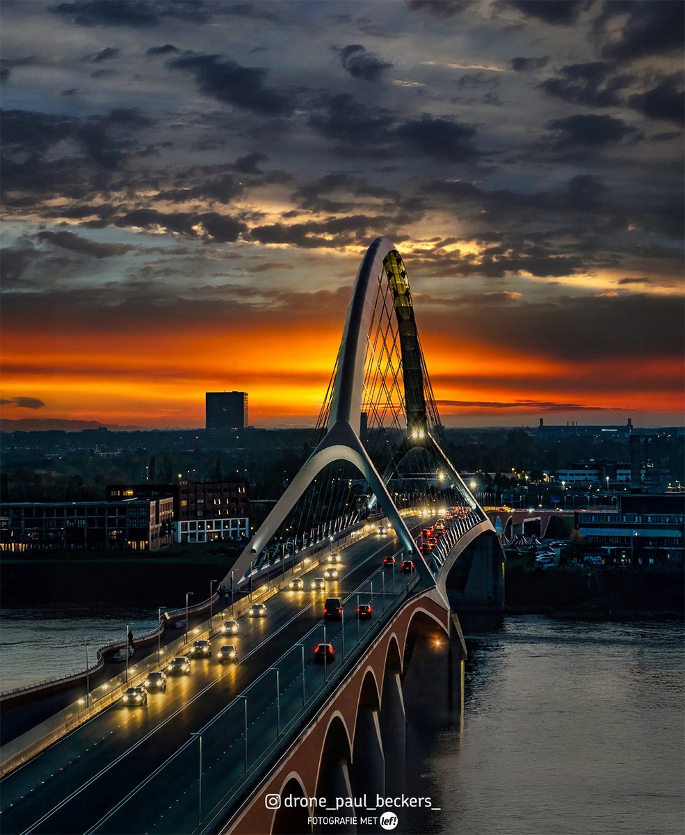 KWESTIEVANLEF_'s tweet image. De brug, die de stad verbindt, bruist van het verkeer en wordt sfeervol verlicht door talloze lampjes.
** Leuk om te vergroten.
📌 Locatie: de Oversteek 
📍   Plaats: Nijmegen 
✅ Dronefotografie | Film: Paul Beckers 
📂 Fotonummer: 1558  #nijmegen