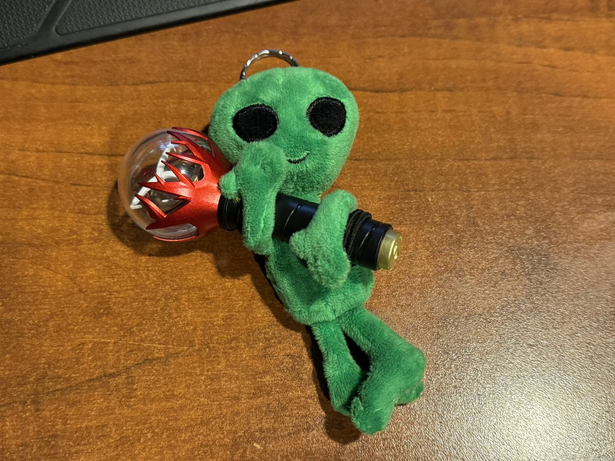 SenseiPSK's tweet photo. The DC concert in Atlanta was the best one I’ve been to yet! I had made something for Siyeon earlier in the week, and was able to give it to her during Reason. She seemed to really love it too 🥰 #DreamcatcherInAtlanta #Dreamcatcher #드림캐쳐 #Siyeon #시연  vid cr:YerinTheQueen https://t.co/TgSNqTwMIM