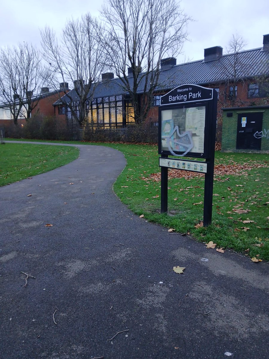 MPSBarkDag's tweet photo. Safer Schools Officer PC1614EA, along with Longridge Safer Neighbourhood Officer, conducted patrols at Barking Park today after school. #safety #lbbd #antirobbery https://t.co/pN5W1SmVLZ