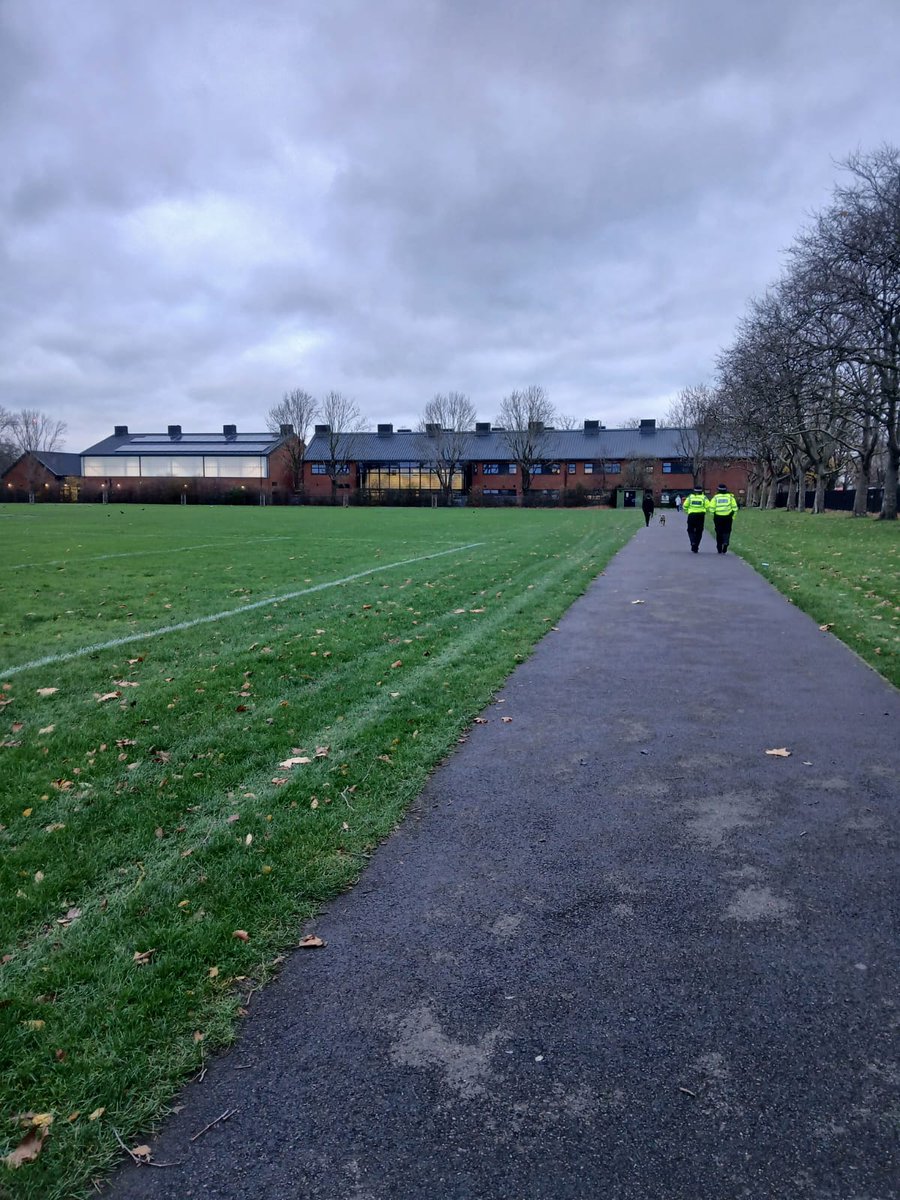 MPSBarkDag's tweet photo. Safer Schools Officer PC1614EA, along with Longridge Safer Neighbourhood Officer, conducted patrols at Barking Park today after school. #safety #lbbd #antirobbery https://t.co/pN5W1SmVLZ