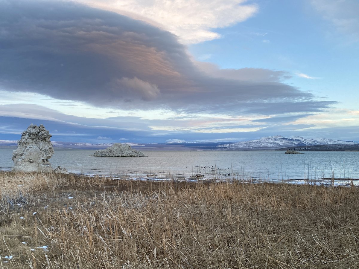 Last night #MonoLake was looking wintry under a dramatic sky. So far this winter we've gotten several inches of snow in Lee Vining, most of which melted as the precipitation turned to rain. 📷 by Elin Ljung