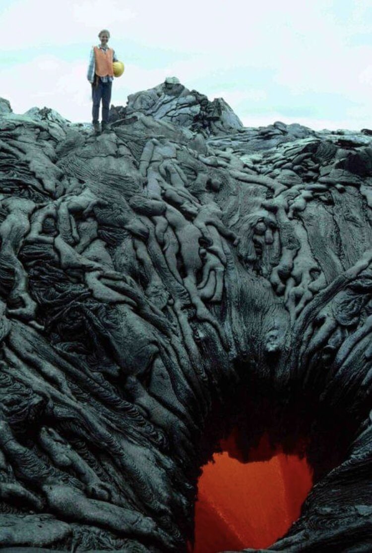 LuckyLu52078797's tweet photo. Das Tor zur 🔥 Hölle! 👹
☝️ Wer heute nicht brav war, der kommt da 
         hinein - in den #Hades! 🫵😂
Der Höllenhund #Cerberus wartet schon! 😝

Dieses Bild von abgekühlter #Lava ähnelt Körpern, die in die Höllengrube eintreten!

#Kamokuna #Hawaii #Vulkan #Zerberus https://t.co/d180GWcHNZ