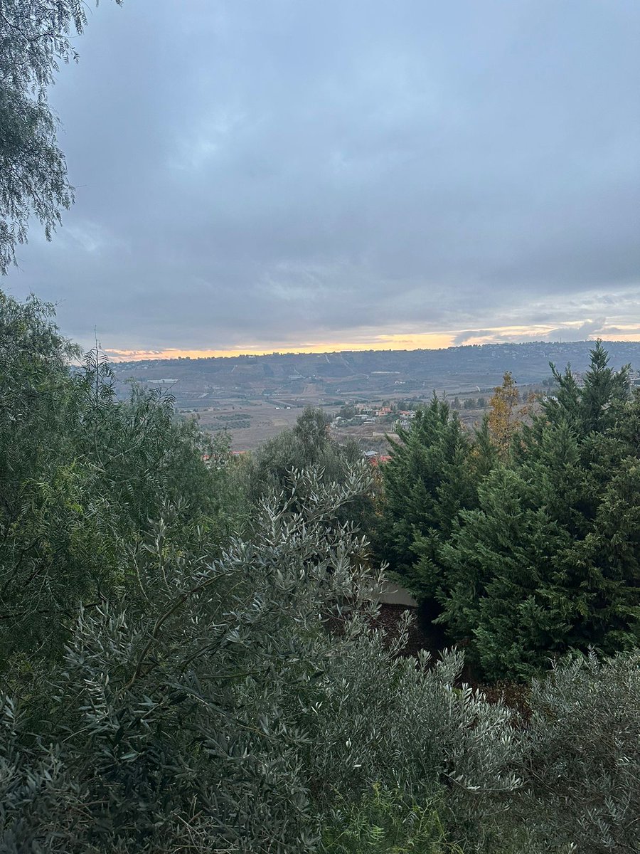 في #الجنوب مقاومة فوق ركام النيران...
هنا رجال كتراب الأرض ...كحجار الصوان ...
في #الجنوب مرج عيون تقاوم ببياضها مخرز العدوان...
هنا #خيام سنديانة عنيدة جذورها راسخة إنجازاً في الوجدان...
هنا معتقل حرر الوطن...هنا دردارة وعودة تروي ظمأ كل عطشان...
وهنا #نبيه عاهد الجنوب...لا