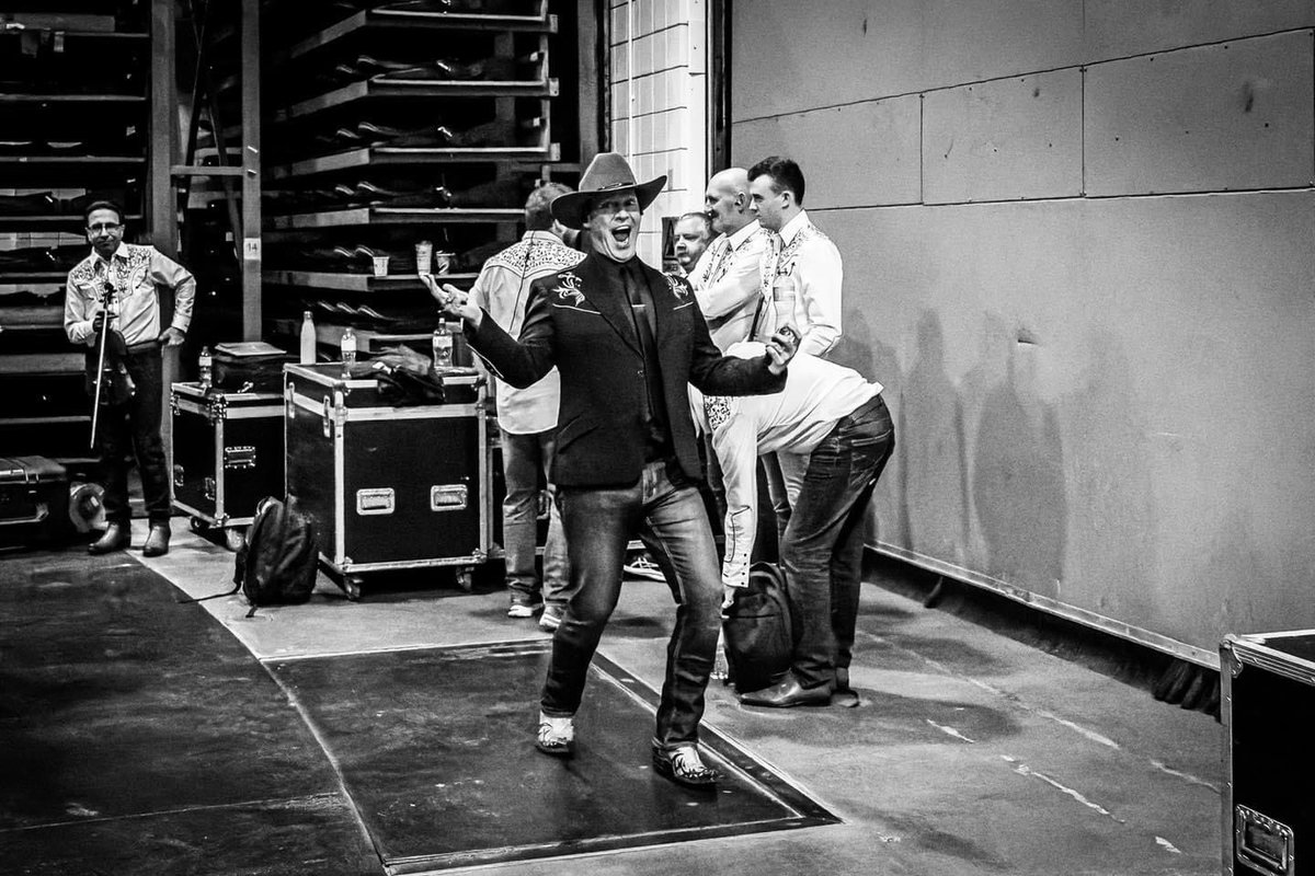 RobertmizzellF's tweet photo. Photo of Robert Mizzell backstage at the farmers bash πΆπ #RobertMizzell #FarmersBash #SSEArena #Belfast https://t.co/hJXMAgpMOw