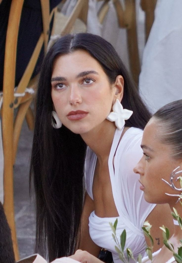 dua lipa’s face card is flawless