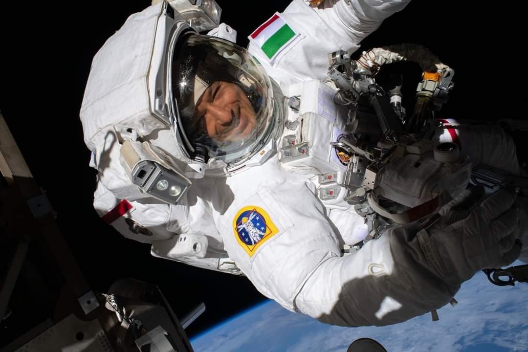 camurriusa's tweet image. 27 novembre 2019
Esattamente 5 anni fa
@astro_luca #Parmitano, orgoglio italiano, ritratto durante l'#EVA60.
#SpacewalkForAMS 
Pubblicate da Nasa Astronauts in:
facebook.com/share/p/1ER4wM…
Credits: non indicati.
Credo NASA