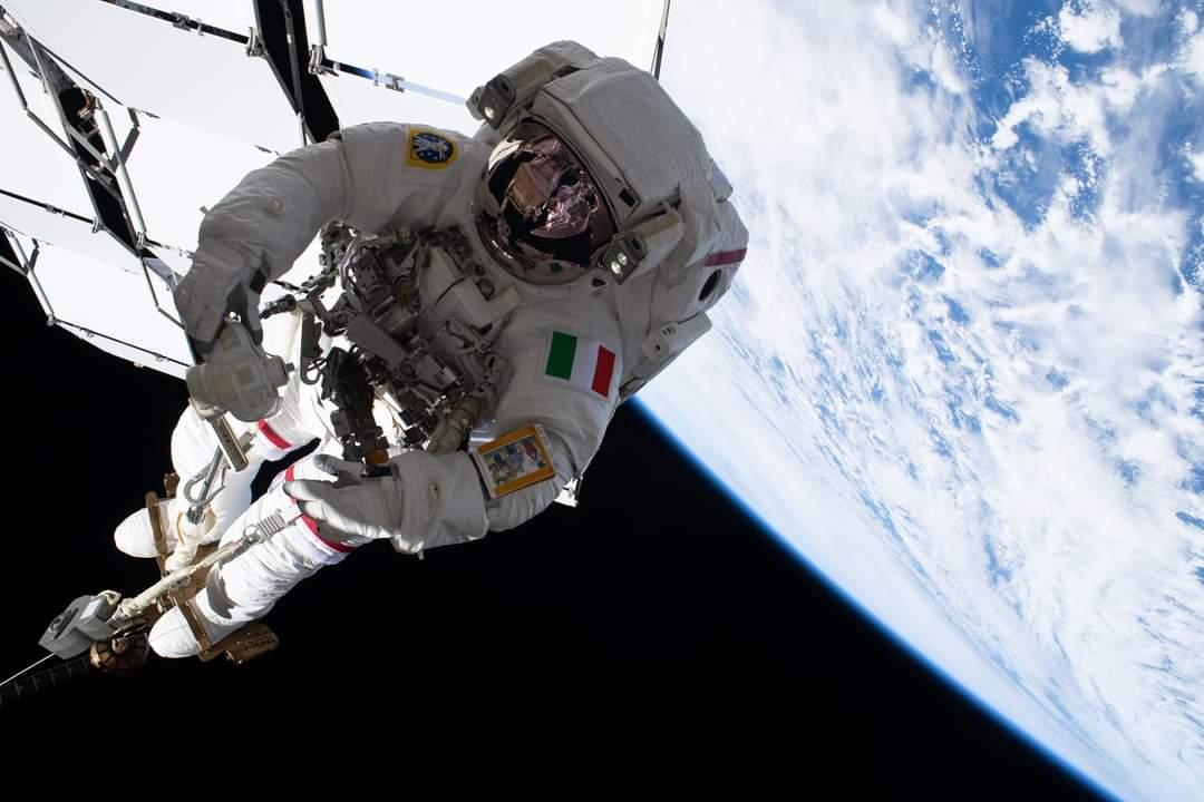 camurriusa's tweet image. 27 novembre 2019
Esattamente 5 anni fa
@astro_luca #Parmitano, orgoglio italiano, ritratto durante l'#EVA60.
#SpacewalkForAMS 
Pubblicate da Nasa Astronauts in:
facebook.com/share/p/1ER4wM…
Credits: non indicati.
Credo NASA