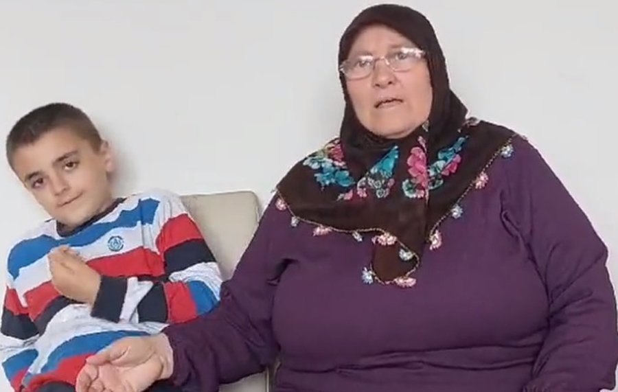 Tarık otizm hastası bakıma muhtaç bir çocuk, 83 aydır babasından, 2 yıldır annesinden ayrı. Babaanne Namiye Ekmekçi:

 'Tarık özel ilgi bekleyen bir çocuk, ona yetemiyorum...'
Tarık anne ve babasına kavuşmalı.

👇👇🏻👇🏽👇🏾👇🏿👇🏼

TarıkBabasını Bekliyor