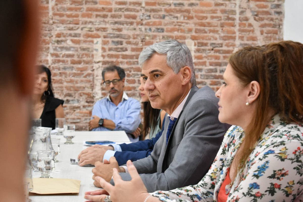 ProduccionSF's tweet photo. 💪🏻Este encuentro refuerza la política provincial de fortalecer el vínculo entre el Estado, las empresas y los consumidores, trabajando de manera articulada para garantizar derechos y fomentar prácticas comerciales responsables. https://t.co/SXQYb3yfvD