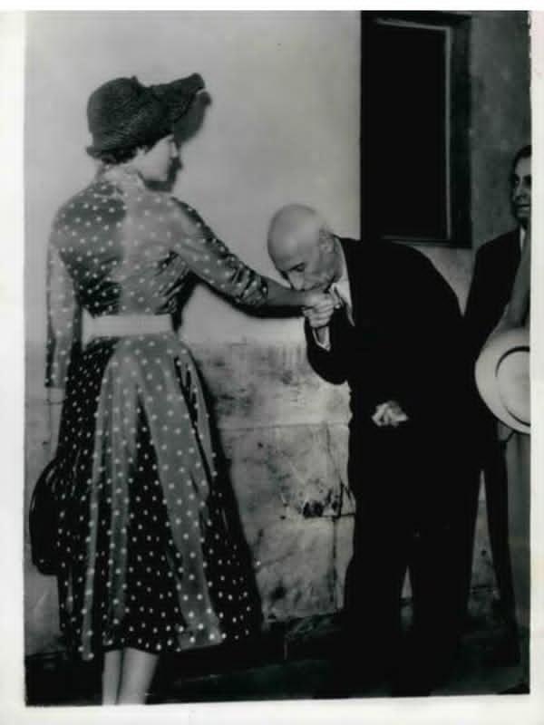 BehzadBakh91896's tweet image. مصدق و ملکه ثریا