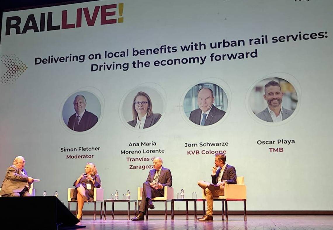 TMB (@tmb_barcelona) on Twitter photo 🚇Avui el director de #metrobcn <a href="/Oscar_PlayaV/">Òscar Playà</a> ha explicat <a href="/RailLiveSpain/">Rail Live!</a> el record de validacions històric d'aquest octubre, destacant que el transport públic:
✅️ Garanteix el dret a la mobilitat
🔝Impulsa el creixement econòmic
🌍Permet un desplaçament sostenible 🚇Avui el director de #metrobcn <a href="/Oscar_PlayaV/">Òscar Playà</a> ha explicat <a href="/RailLiveSpain/">Rail Live!</a> el record de validacions històric d'aquest octubre, destacant que el transport públic:
✅️ Garanteix el dret a la mobilitat
🔝Impulsa el creixement econòmic
🌍Permet un desplaçament sostenible