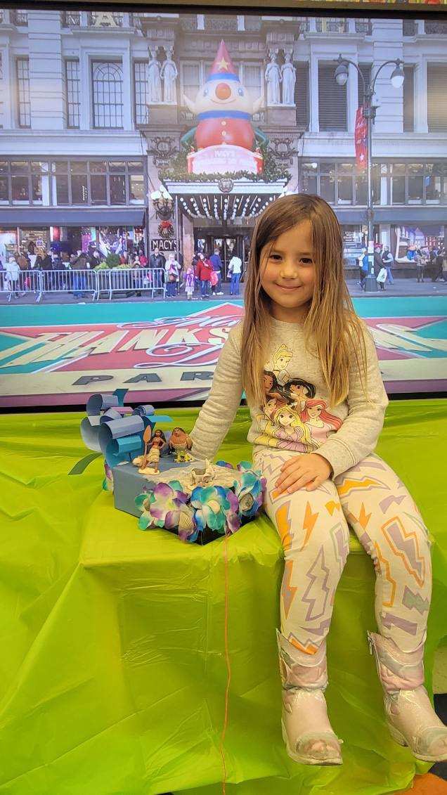 The #LittleRockets in Jennifer Arnold’s classroom <a href="/RineyvilleE/">Rineyville Elem</a> with their fabulous floats.👫🏽 KUDOS to all students &amp; their families!❤️🖤 #HCSDifferenceMakers #HCSPreschool #ThanksgivingParade #FamilyFunFloats