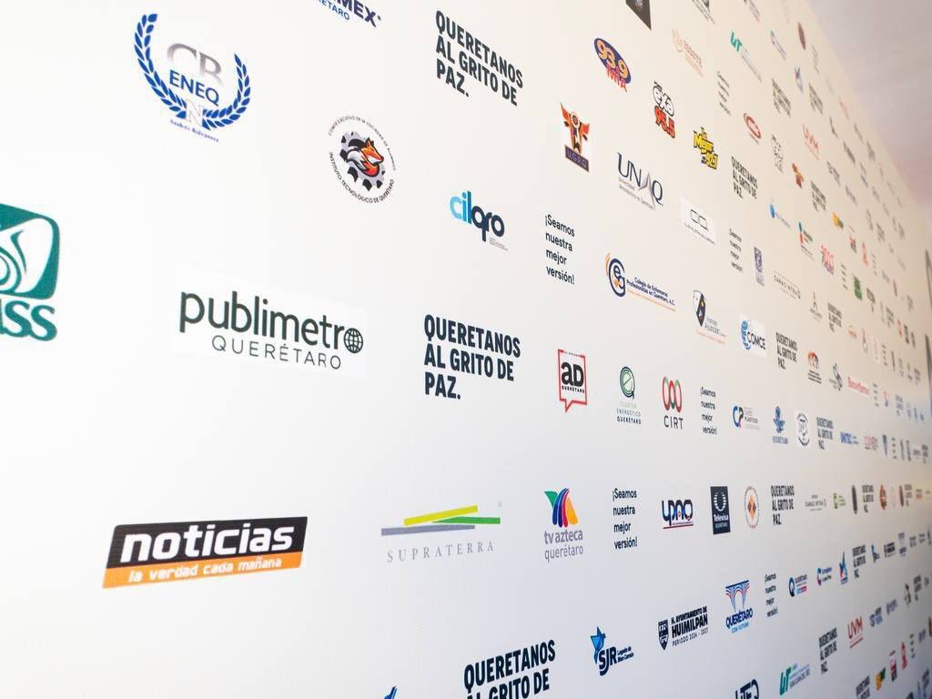 ¡Hoy nos volvemos a unir por #Querétaro! 

Aquí hemos creado una tierra de respeto y progreso, de bienvenida y tranquilidad, y así la vamos a conservar. 

Las y los queretanos nos unimos al grito de “Paz” para defendernos, amparados en nuestros valores. 

Y como antes, ¡lo vamos