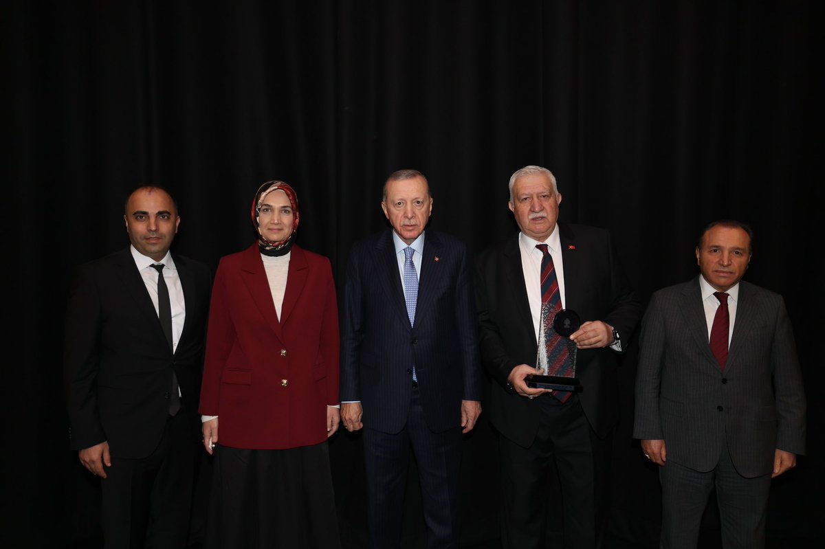 kubrayigitbasi's tweet photo. Cumhurbaşkanımız Sayın Recep Tayyip Erdoğan’ın teşrifleriyle düzenlenen “Kültür ve Turizm Bakanlığı Özel Ödülleri” ve “Yaşayan İnsan Hazineleri Ödülleri” törenine katıldık.

Kültür ve Turizm Bakanlığı Özel Ödülü’ne ilimizden layık görülen Sayın İbrahim Alimoğlu’nu tebrik ediyoruz.

Şehrimize İbrahim Alimoğlu Müzik Müzesi’ni kazandıran ve bugün bizlere Cumhurbaşkanlığı Külliyesi’nde büyük bir gurur yaşatan Sayın İbrahim Alimoğlu’na, AKSAM’a ve müzenin bugünlere gelmesinde emeği olan herkese gayretli çalışmalarından dolayı teşekkür ederiz.