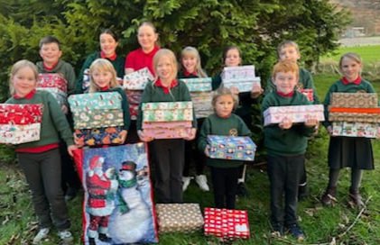 Rhai o focsys Nadolig T4U
<a href="/Teams4u/">Teams4u</a> 
<a href="/OCC_shoeboxes/">Operation Christmas Child</a> 
<a href="/AppealShoebox/">SheffieldShoeboxAppeal</a>
Diolch i BAWB!....llawer mwy! Plantos bach wedi mynd adre pan ddaeth y fan i'w casglu! 
#caredigrwydd
#generosity 
Christmas in a shoebox 🎅🌲
<a href="/CyngorGwynedd/">Cyngor Gwynedd</a> 
<a href="/yrawrgymraeg/">#yagym🏴󠁧󠁢󠁷󠁬󠁳󠁿Yr Awr Gymraeg</a>