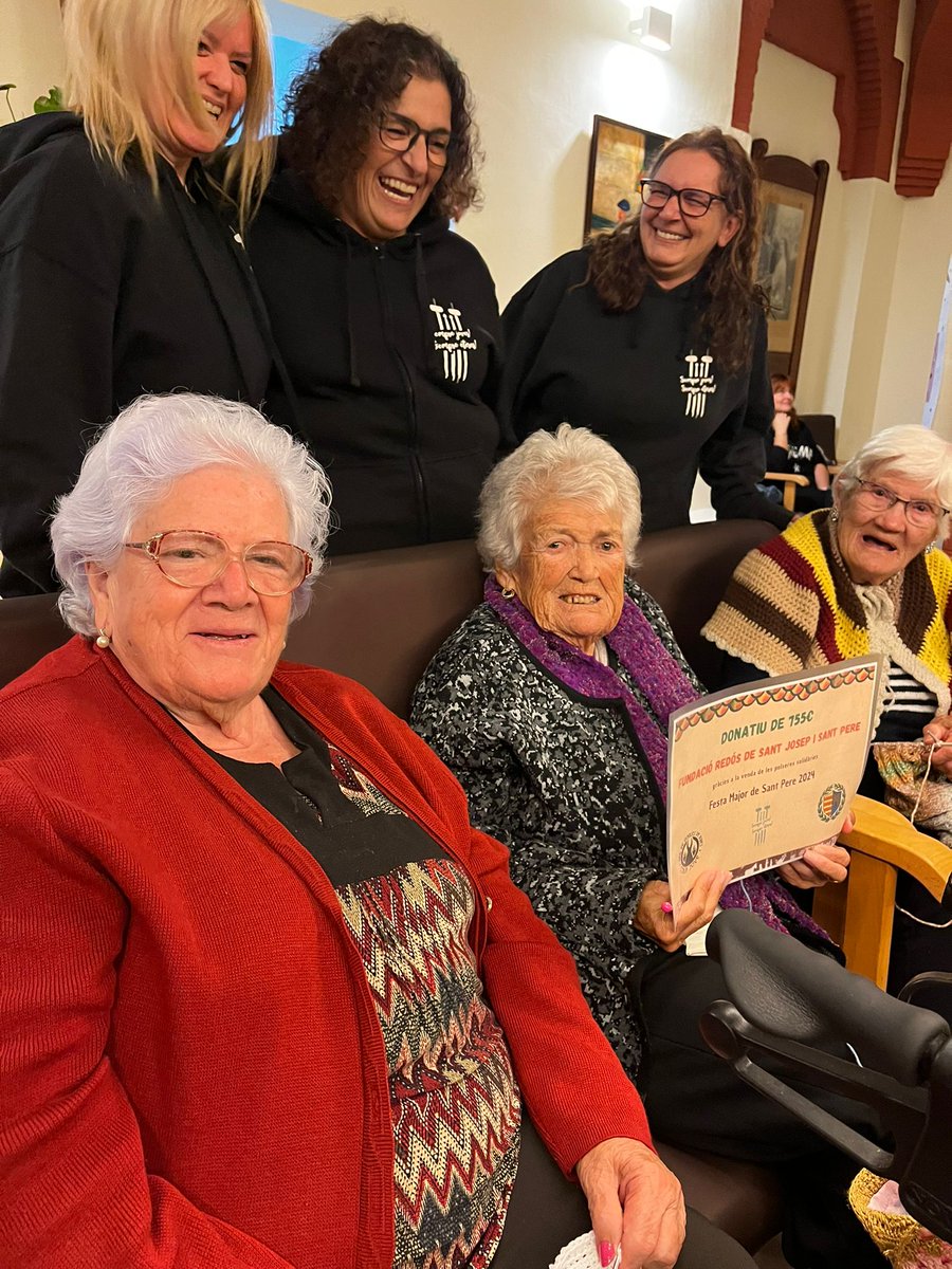 Les polseres solidàries de la passada Festa Major de Sant Pere estaven dedicades al Redós, que enguany commemorava el seu 125è aniversari. Al final, gràcies a la col·laboració de tots els qui en vau comprar, hem pogut fer un donatiu de 755 euros. 🫶🔥
#BallDeDiables
#SPRibes