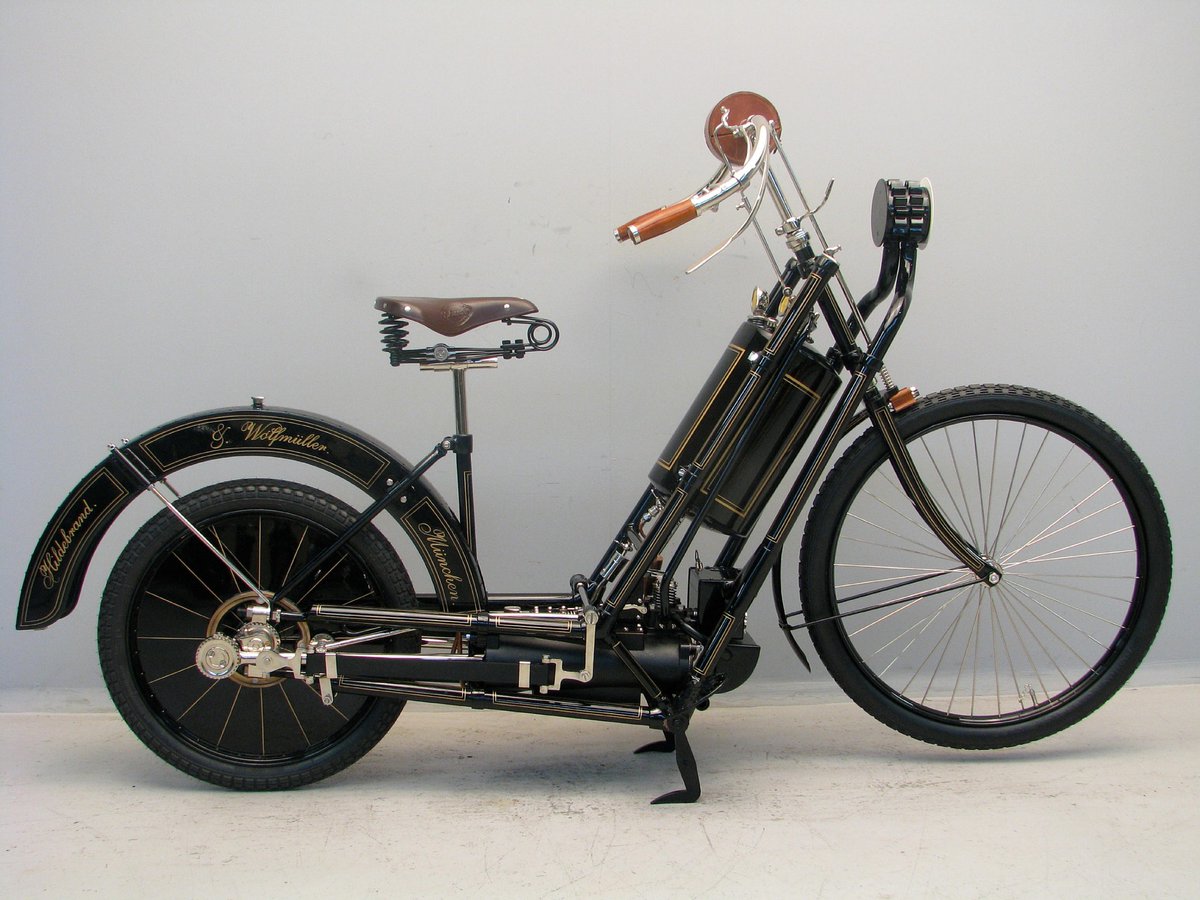 letsgetancient's tweet image. The Hildebrand &amp;amp; Wolfmüller was the world&apos;s first series production motorcycle.

It was powered by a 1.5 liter parallel twin producing 2.5 horsepower, and it could reach speeds of up to 28 mph (45 km/h).

Up to approximately 2000 units were produced and sold.