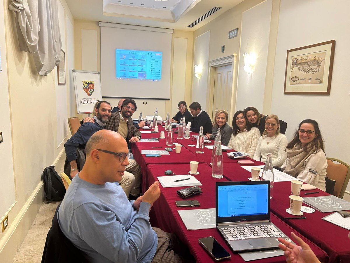 FisascatCisl75's tweet photo. 🍽️ #ChefExpress Siglato l’accordo sul #PremiodiRisultato 2025/2027, parte integrante del nuovo #Contratto integrativo aziendale. Circa 3.000 i lavoratori del gruppo operativo nel settore della ristorazione commerciale in concessione.
🍛 I dettagli ➡️ https://t.co/F9WhcNZrdJ https://t.co/KlloSLFU4D