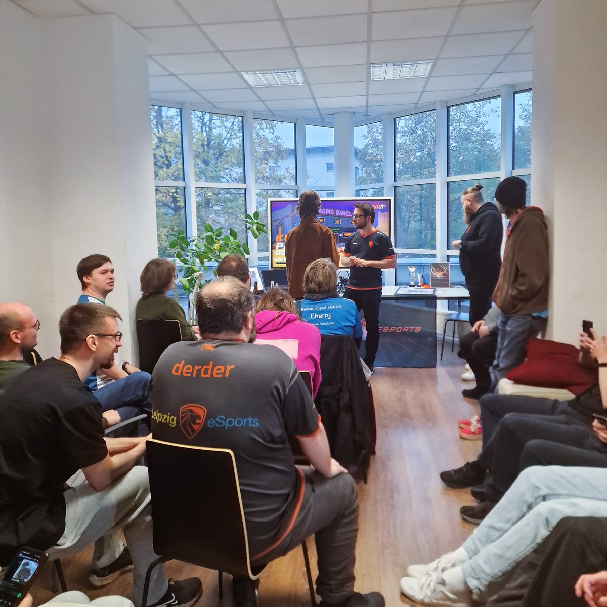 🎉 LEIPZIG IM STARCRAFT-FIEBER 🎉 
Der 11. Leipzig eSports Community Cup bot packende Starcraft II-Action! 
Gratulation an Winckel zur Titelverteidigung gegen Aelith. 
Dank an <a href="/berlinesports/">1. Berliner eSport-Club</a> und alle Helfer. 
Wir sehen uns nächstes Jahr wieder! 
#lesgo #unitedbyesports #cc11